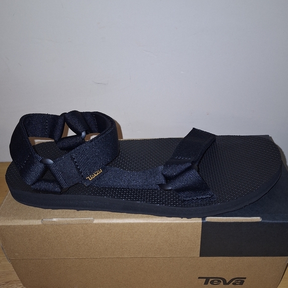 A pair of Teva M. Universal Urban 1004010/BLK. Sandals in a size 9. NWB - Picture 9 of 12
